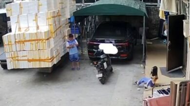 Chlapec v Číně zapálil polystyren, když si hrál se zapalovačem