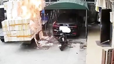 Chlapec v Číně zapálil polystyren, když si hrál se zapalovačem