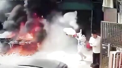 Chlapec v Číně zapálil polystyren, když si hrál se zapalovačem