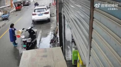 Žena jen o vlásek přežila mytí svého skútru