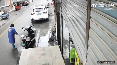 Žena jen o vlásek přežila mytí svého skútru