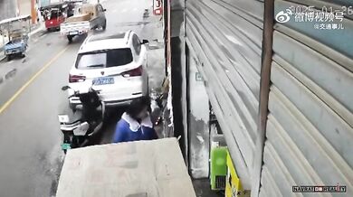 Žena jen o vlásek přežila mytí svého skútru