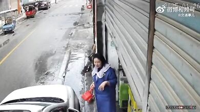 Žena jen o vlásek přežila mytí svého skútru