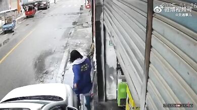 Žena jen o vlásek přežila mytí svého skútru