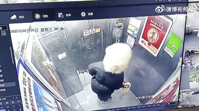 Uvízlé vodítko ve dveřích výtahu