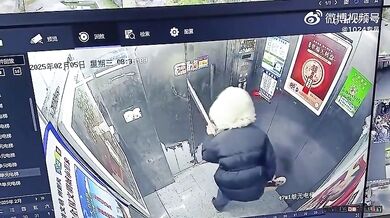 Uvízlé vodítko ve dveřích výtahu