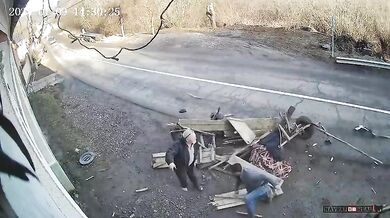 Řidič automobilu narazil do koně s povozem