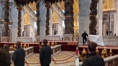 Vandal poškodil oltář v bazilice svatého Petra ve Vatikánu