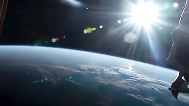 Jak vypadá západ slunce z vesmíru