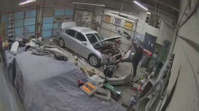 Pracovní nehoda v autoservisu