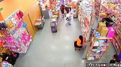 Mobilní telefon explodoval ženě v kapse v supermarketu