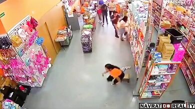 Mobilní telefon explodoval ženě v kapse v supermarketu