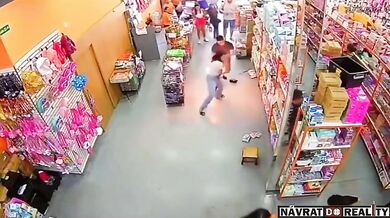 Mobilní telefon explodoval ženě v kapse v supermarketu