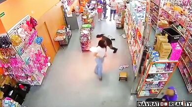 Mobilní telefon explodoval ženě v kapse v supermarketu