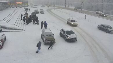 Běžící chlapec jen o vlásek unikl přejetí autem