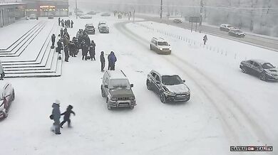 Běžící chlapec jen o vlásek unikl přejetí autem