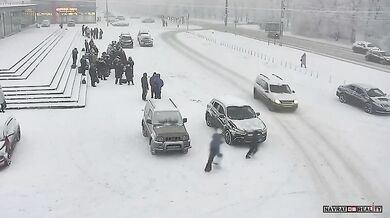 Běžící chlapec jen o vlásek unikl přejetí autem