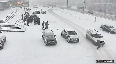 Běžící chlapec jen o vlásek unikl přejetí autem