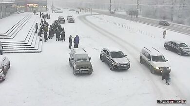 Běžící chlapec jen o vlásek unikl přejetí autem