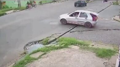 Motorkář narazil do auta a dopadl na nohy