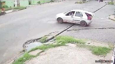 Motorkář narazil do auta a dopadl na nohy