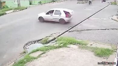 Motorkář narazil do auta a dopadl na nohy