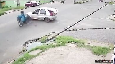 Motorkář narazil do auta a dopadl na nohy