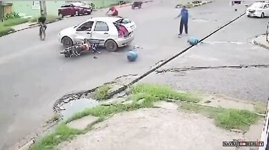 Motorkář narazil do auta a dopadl na nohy