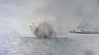 Dva piloti zachráněni po pádu vojenského stíhače do zálivu v San Diegu