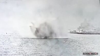 Dva piloti zachráněni po pádu vojenského stíhače do zálivu v San Diegu