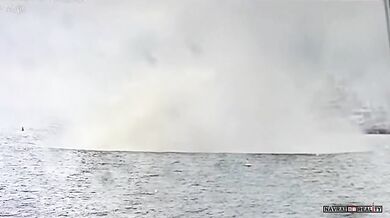 Dva piloti zachráněni po pádu vojenského stíhače do zálivu v San Diegu