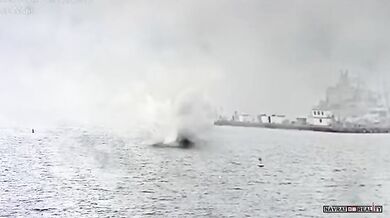 Dva piloti zachráněni po pádu vojenského stíhače do zálivu v San Diegu