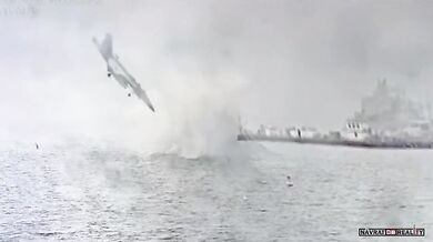 Dva piloti zachráněni po pádu vojenského stíhače do zálivu v San Diegu