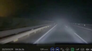 Nebezpečná rychlá jízda po dálnici v husté mlze