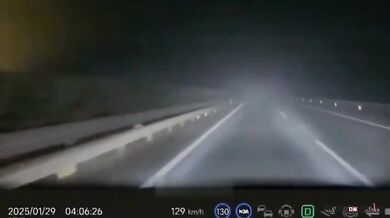 Nebezpečná rychlá jízda po dálnici v husté mlze