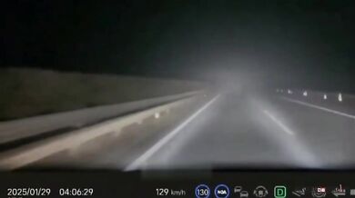 Nebezpečná rychlá jízda po dálnici v husté mlze