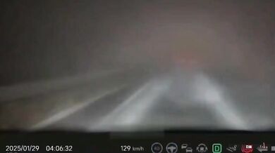 Nebezpečná rychlá jízda po dálnici v husté mlze