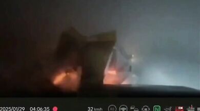 Nebezpečná rychlá jízda po dálnici v husté mlze