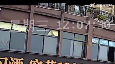 Odhozená cigareta zapálila pyrotechniku u obchodu