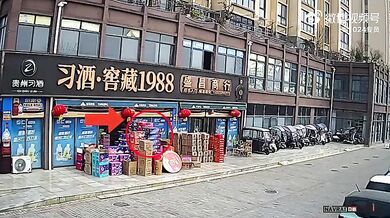 Odhozená cigareta zapálila pyrotechniku u obchodu