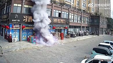 Odhozená cigareta zapálila pyrotechniku u obchodu