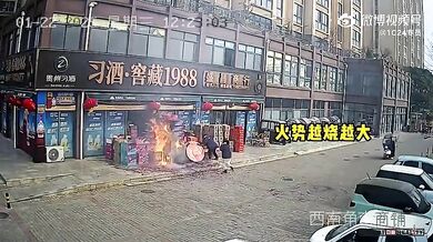 Odhozená cigareta zapálila pyrotechniku u obchodu