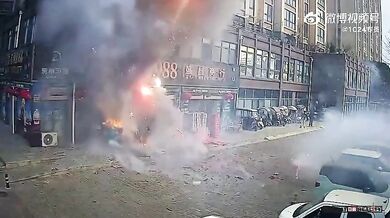 Odhozená cigareta zapálila pyrotechniku u obchodu