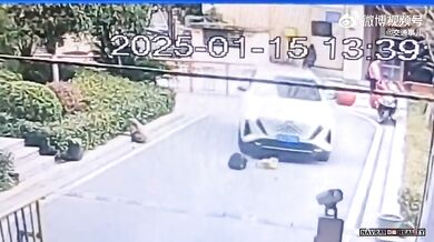 Dítě jen o vlásek přežilo přejetí vozem SUV