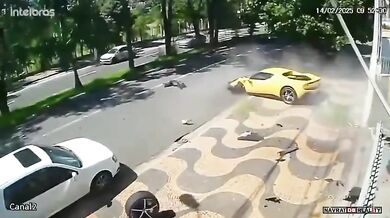 Luxusní Ferrari za miliony havarovalo v Brazílii