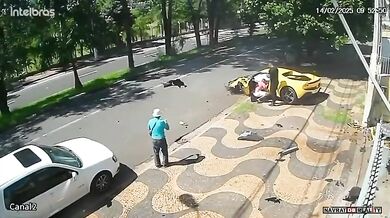 Luxusní Ferrari za miliony havarovalo v Brazílii