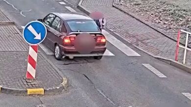 Školačku na přechodu málem srazilo auto