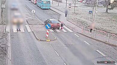 Školačku na přechodu málem srazilo auto