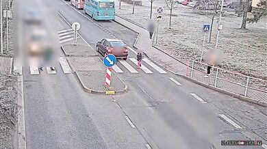 Školačku na přechodu málem srazilo auto