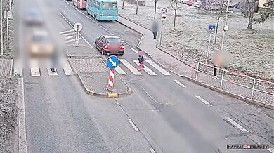 Školačku na přechodu málem srazilo auto